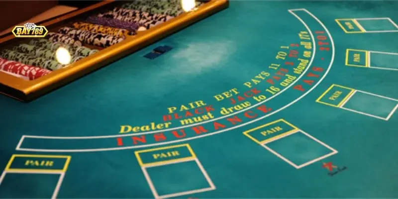 Giao diện bàn chơi Blackjack đổi thưởng Bay789 với đồ họa 3D chuẩn quốc tế.